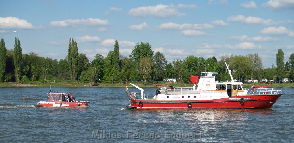 Motor Segelboot mit Motorschaden trieb gegen Alte Liebe bei Koeln Rodenkirchen P051.JPG